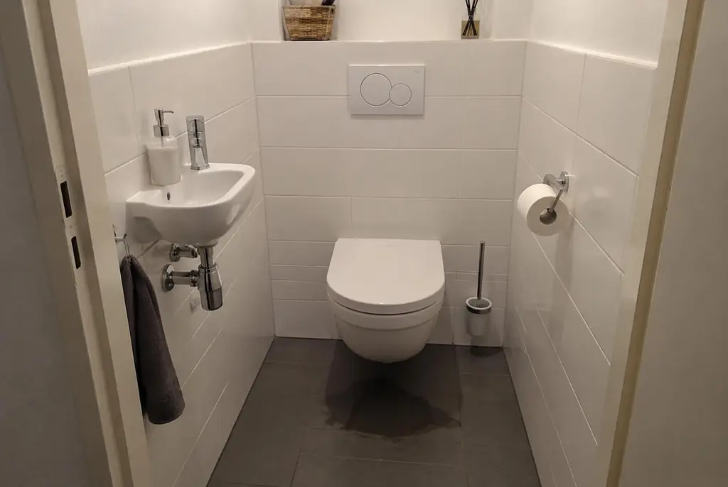 Lekdetectie Den Bosch – natte vloer bij een toilet