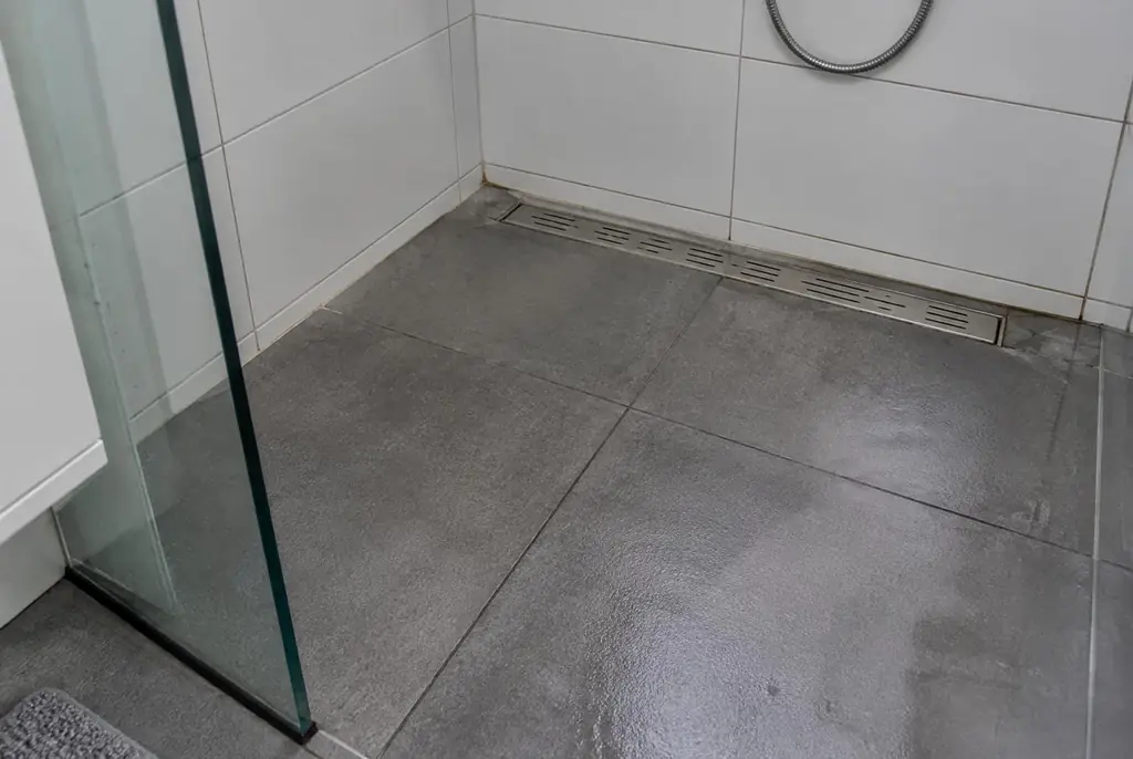 Lekdetectie Den Bosch – lekkende inloopdouche met natte voegen