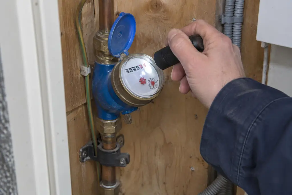 Lekdetectie Den Bosch – watermeter in de meterkast controleren met een zaklamp